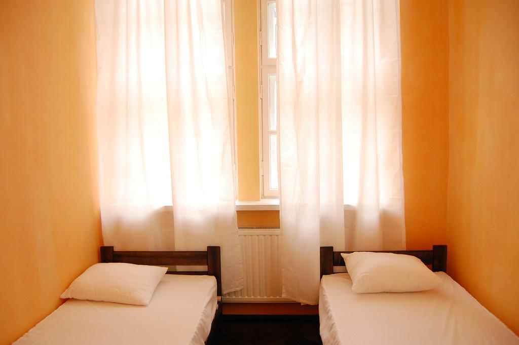 The Little Havana Party Hostel Cracovia Habitación foto